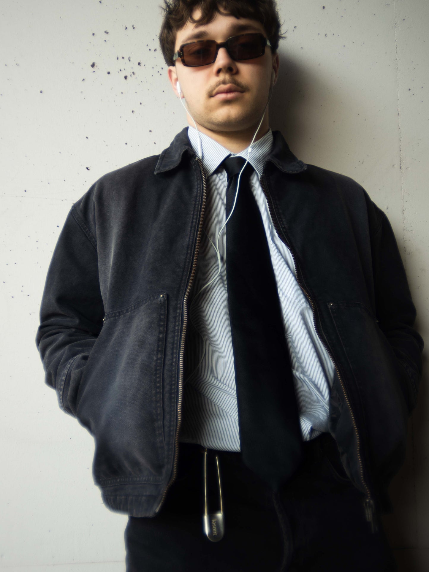 lasont Epingle an Model vor Betonwand